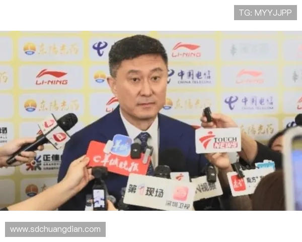 杜锋鼓励团队在逆境中奋勇向前